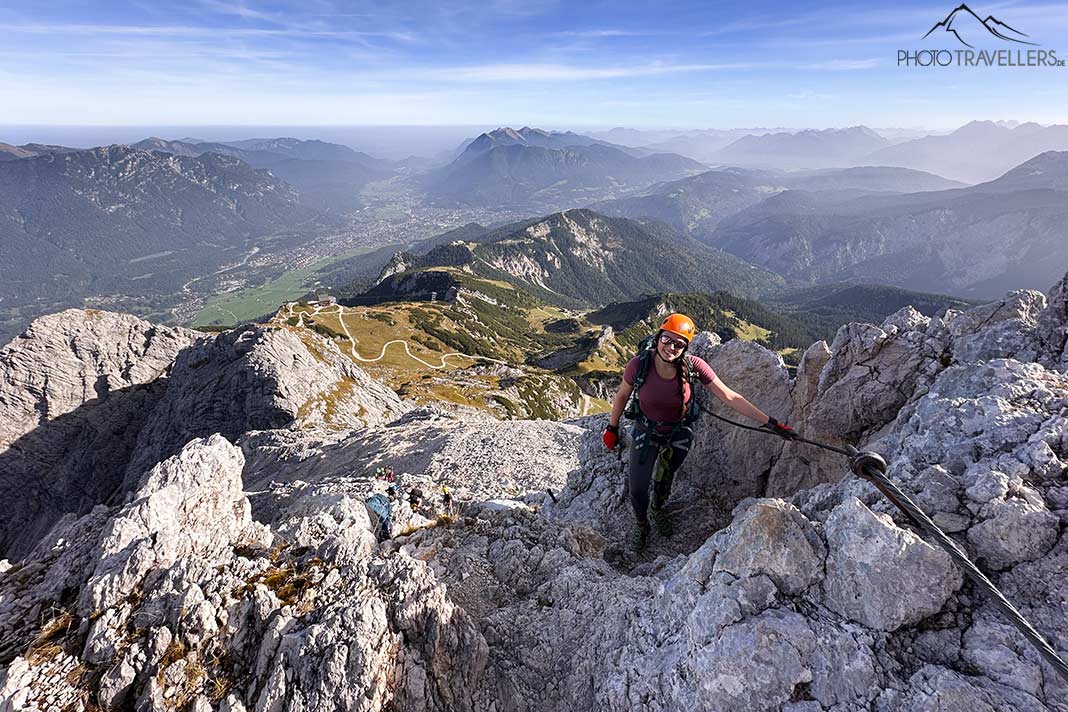 Reisebloggerin Biggi Bauer auf der Alpspitz Feratta mit dem Blick zurück in Richtung Einstieg