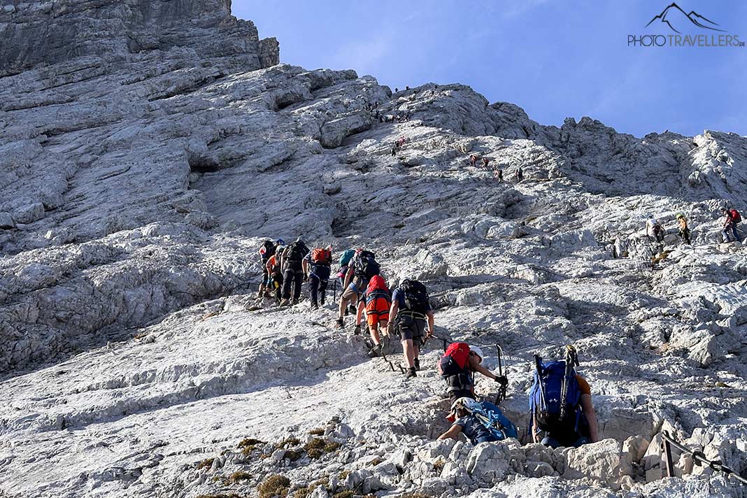 Klettersteiggeher, die auf der Alpspitz Ferrata im Stau stehen