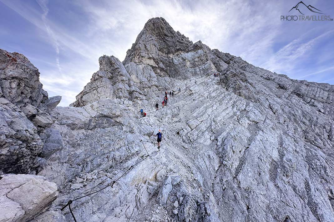 Klettersteiggeher in der langen Querpassage unterhalb des Alpspitz-Gipfels