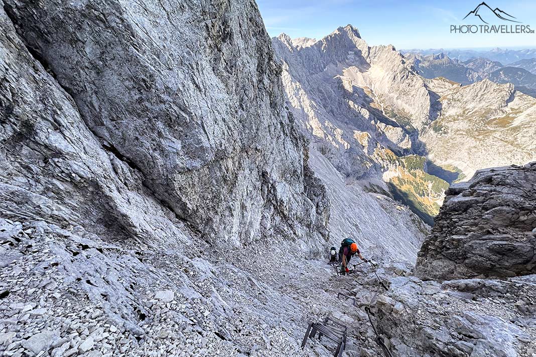 Reisebloggerin Biggi Bauer steigt die Rinne vor dem Alpspitz-Gipfel nach oben