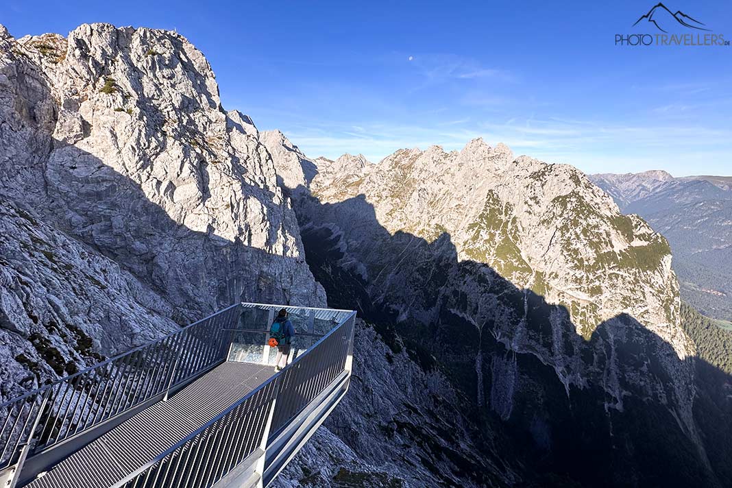 Reisebloggerin Biggi Bauer auf der Aussichtsplattform Alpspix auf dem Osterfelderkopf