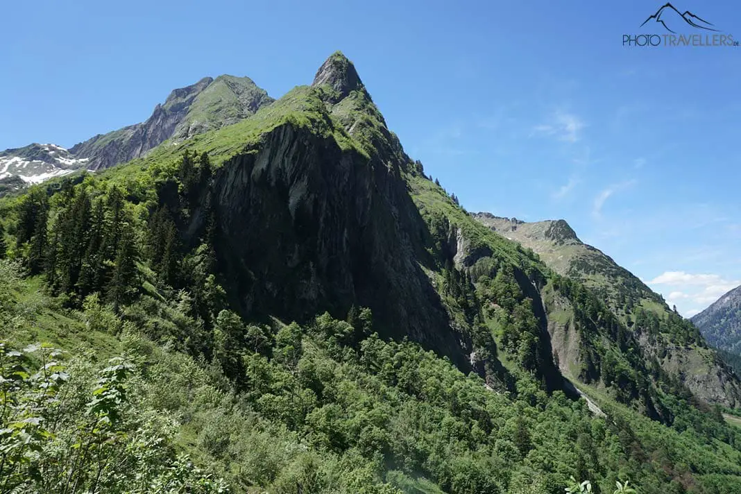 Der Blick auf die Höfats, eine schroffe mit Gras bewachsene Felsnadel im Oytal