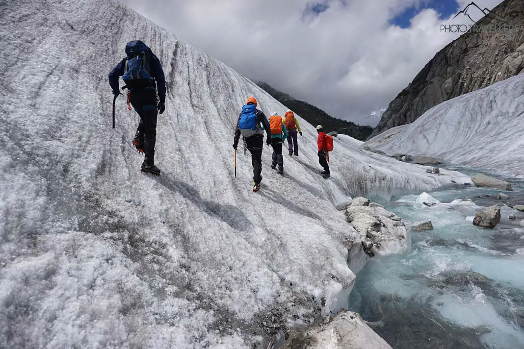 Wanderer mit Steigeisen auf dem Gletscher