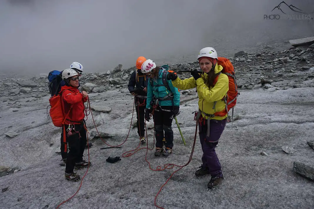 Bergsteiger am Seil auf dem Gletscher