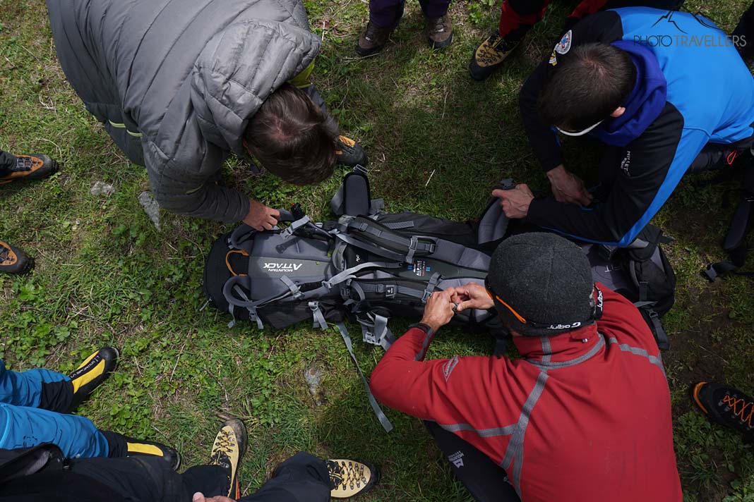 Aus drei Rucksäcken kann problemlos eine Trage gebaut werden