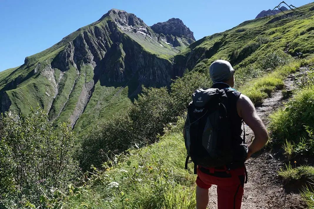 Mein Bergkumpel Maik auf dem felsigen Wanderweg, der zur Rappenseehütte führt