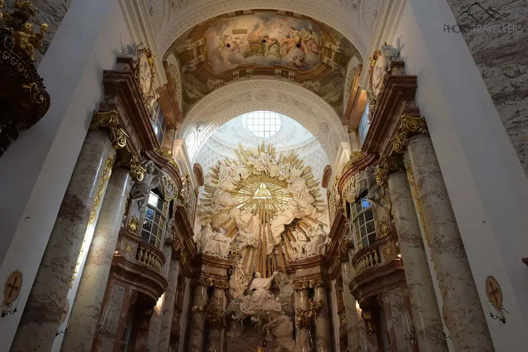 Die Karlskirche in Wien von innen