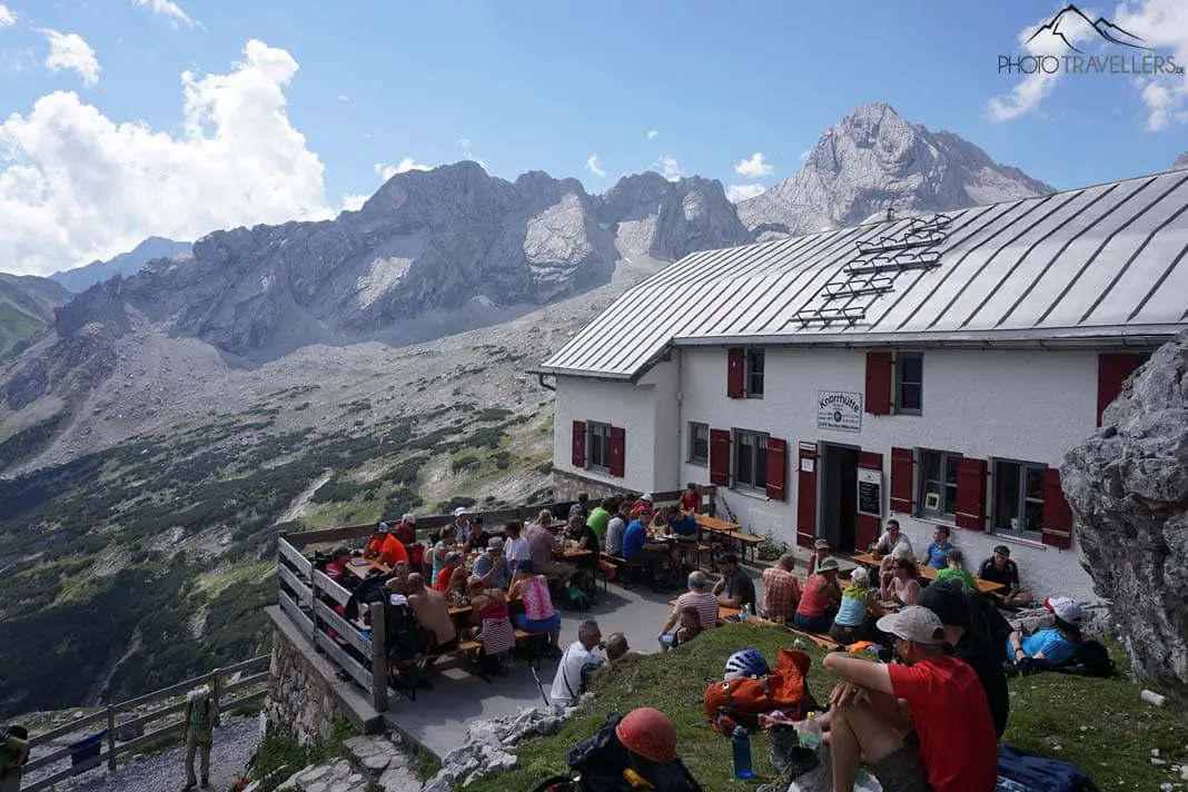 Many hikers on the sun terrace of the Knorrhütte