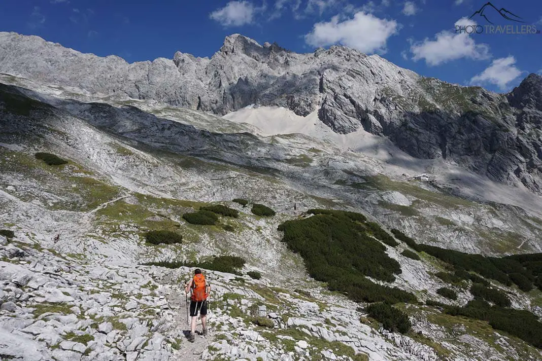 Biggi on the hiking trail to the Knorrhütte, with the Zugspitze in the background