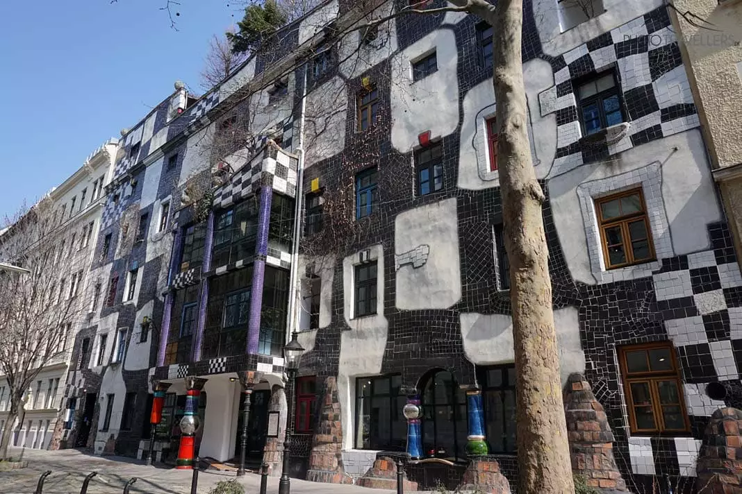 Das "Kunst Haus Wien" mit der schwarz-weißen Fassade