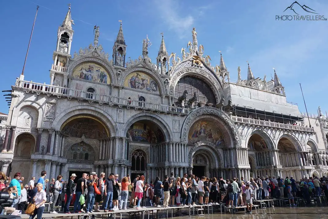 Menschenmassen auf dem Markusplatz in Venedig