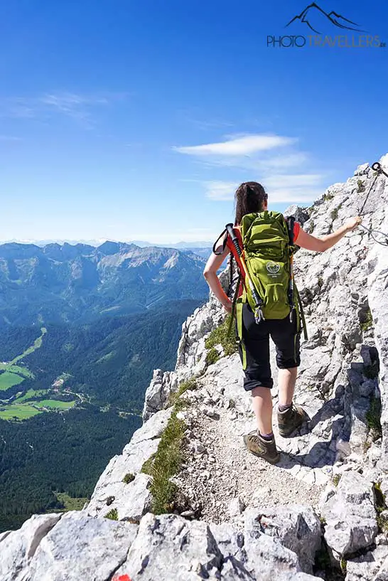 Reisebloggerin Biggi Bauer an einer ausgesetzten Stelle des Wanderweges hinauf zum Guffert