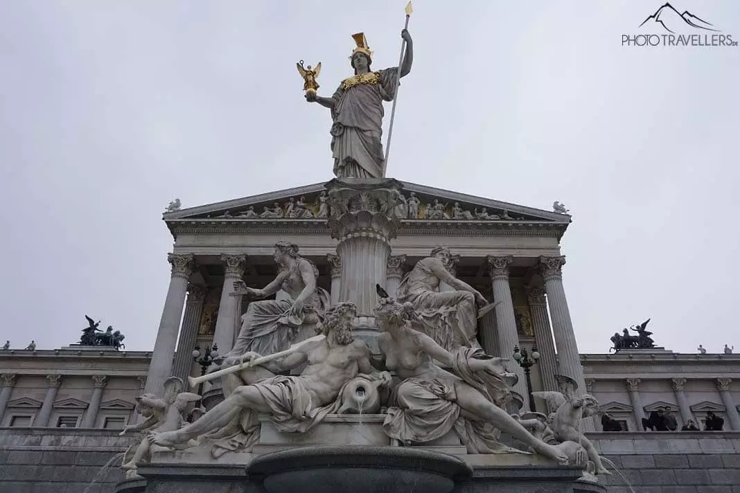 Das Parlamentsgebäude in Wien mit den Statuen