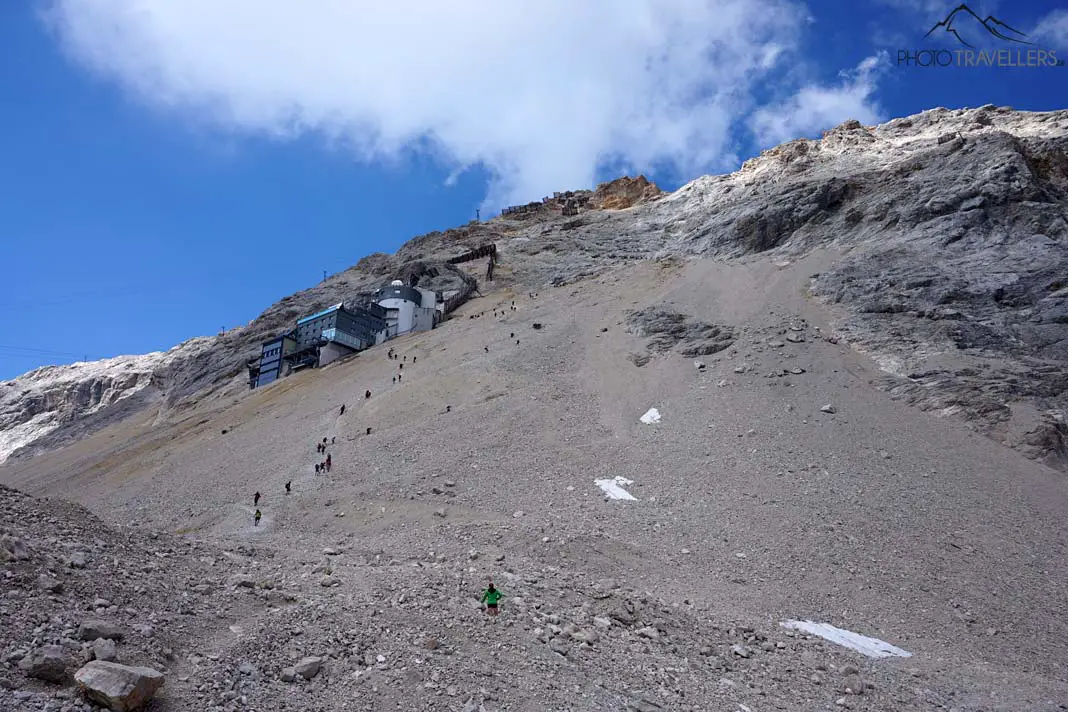 Wanderer steigen am Schneefernerhaus in Richtung Zugspitze auf