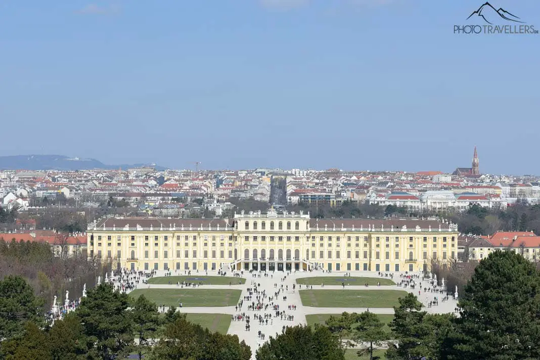Der Blick von einem Hügel im Wiender Schlosspark mit Blick auf Schloss Schönbrunn und auf Wien