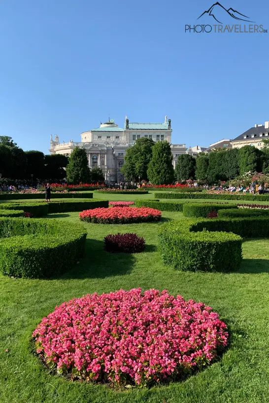 Der Wiener Volksgarten mit bunten Blumen