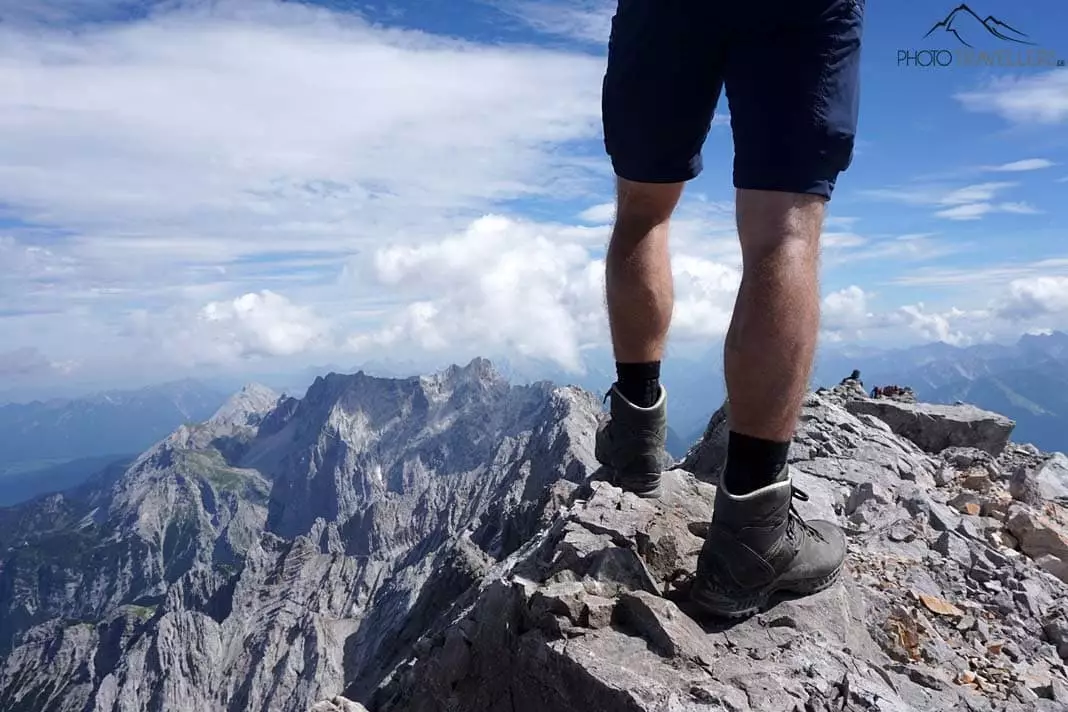 Reiseblogger Florian Westermann mit Wanderschuhe in den Alpen