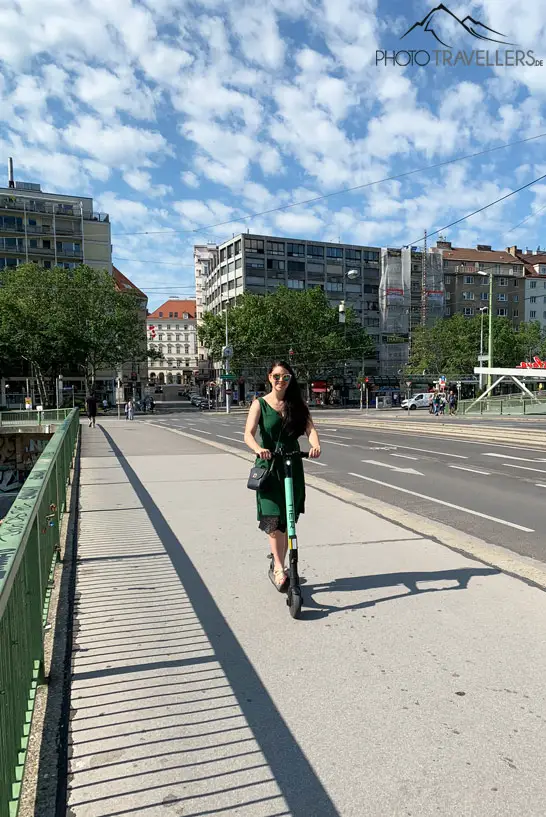 Biggi vom Reiseblog Phototravellers auf einem E-Scooter in Wien
