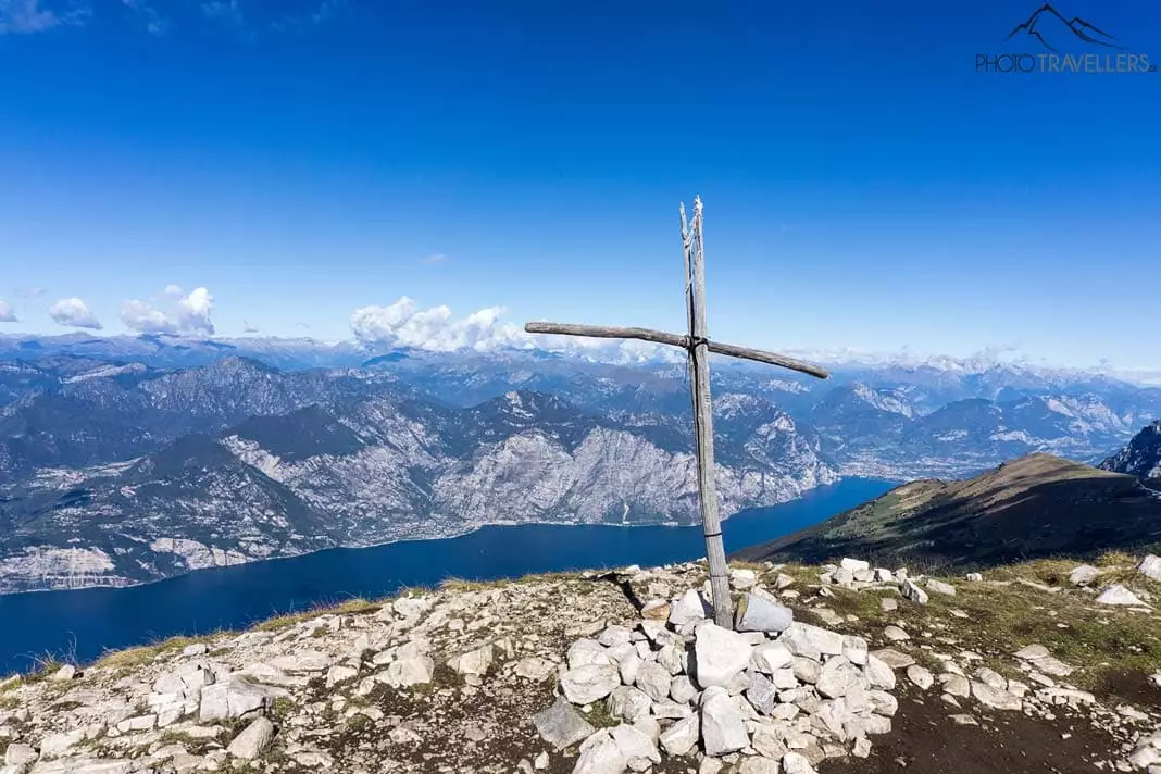 Das Gipfelkreuz der Cima delle Pozette mit dem Gardasee im Hintergrund