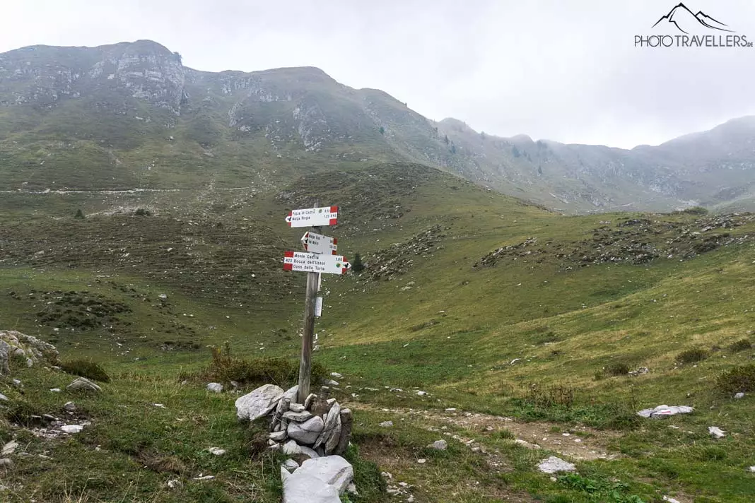 Der Wegweiser zum Monte Cadria zeigt nach rechts. Alternativ kann man aber auch den einfachen Weg links nehmen