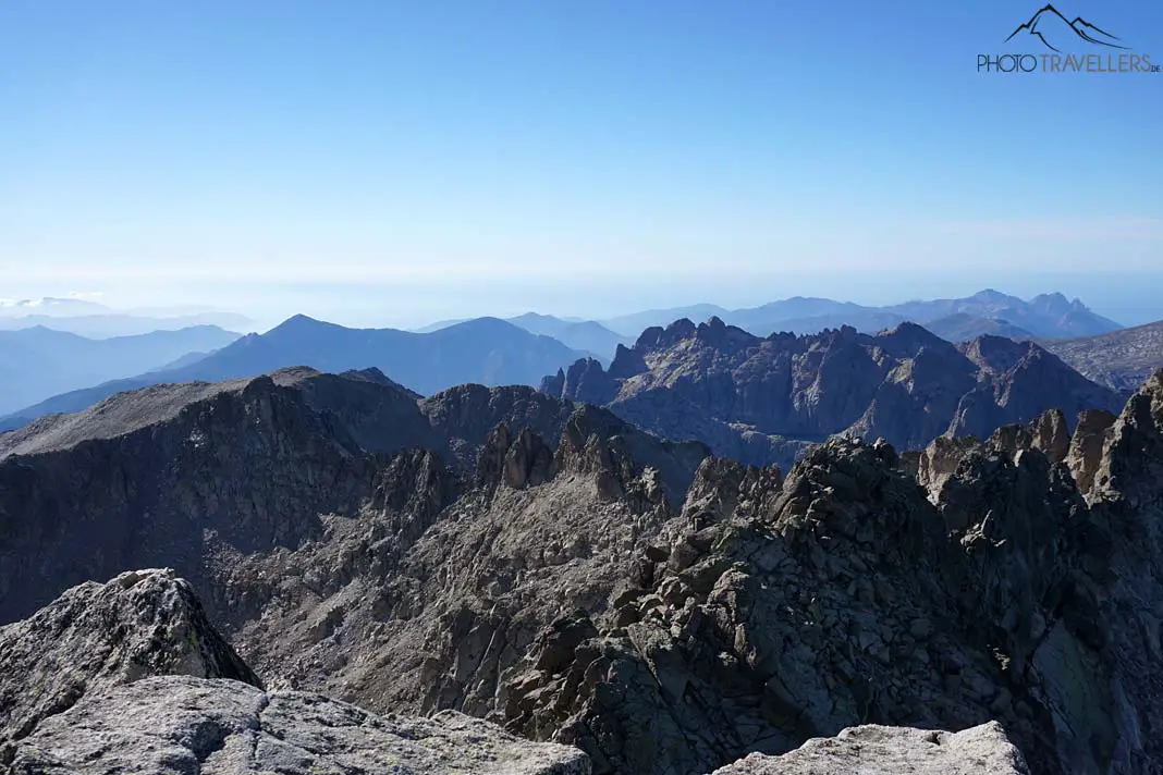Der Ausblick vom Monte Rotondo auf die umliegenden Berge auf Korsika