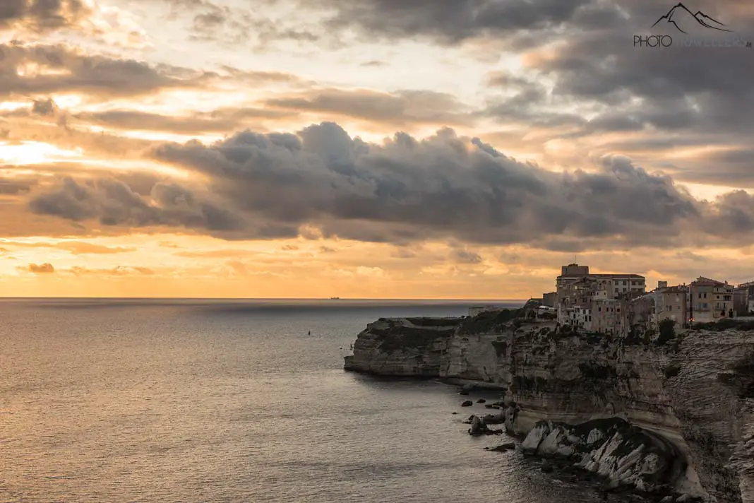 Der Blick über das Meer auf den Küstenort Bonifacio auf Korsika am Abend