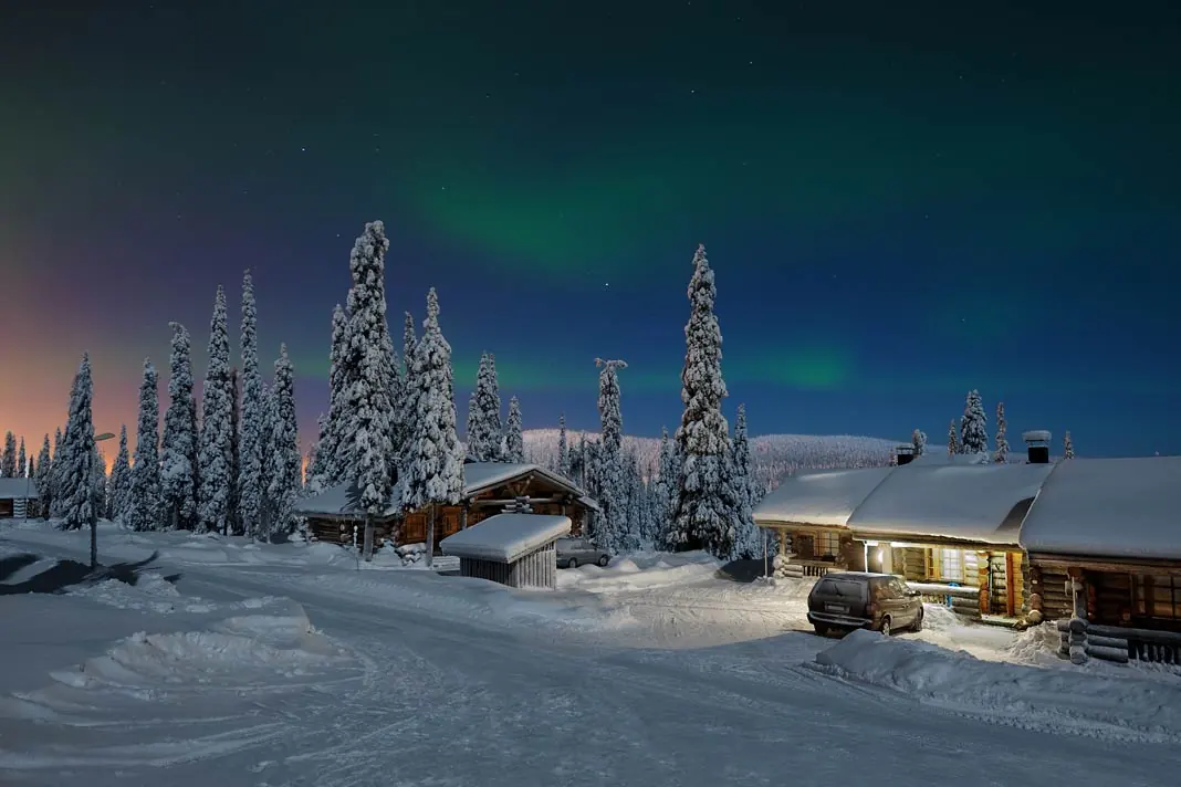 Polarlichter im Winter über Lappland