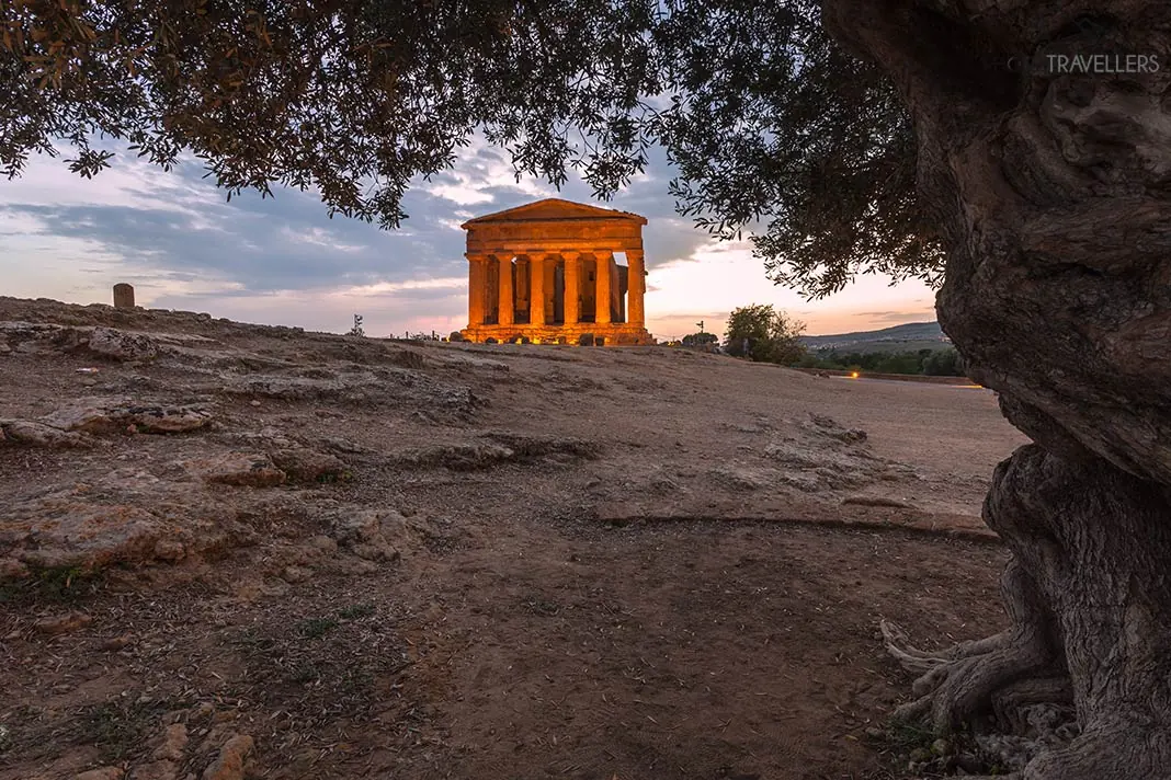 Ein angestrahlter Tempel im Tal der Tempel auf Sizilien