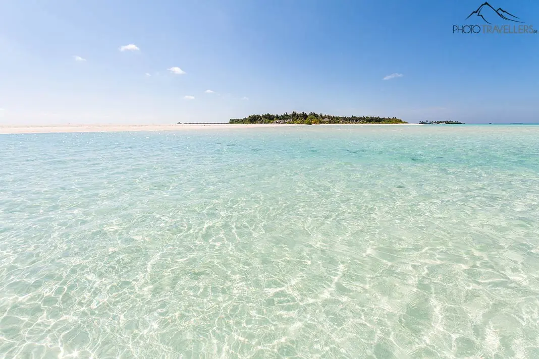 Eine Malediven-Insel vom Wasser aus gesehen 