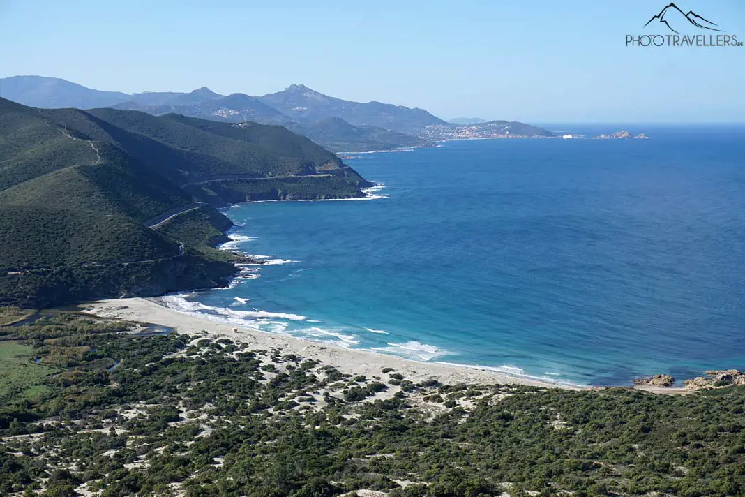 Der Blick von oben auf den weißen Sandstrand von Ostriconi auf Korsika