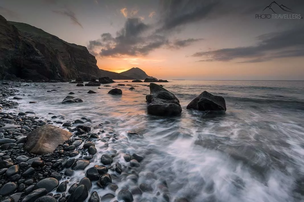 Ein Felsstrand auf Madeira am Morgen