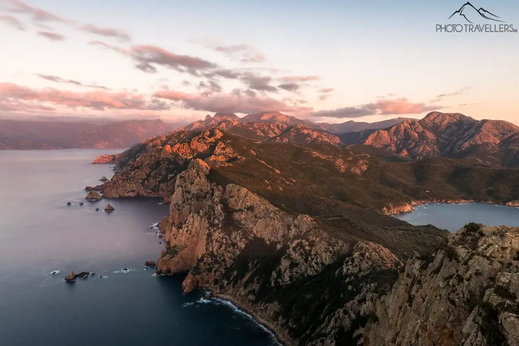Der Blick am Abend über die Küste am Capo Rosso auf Korsika