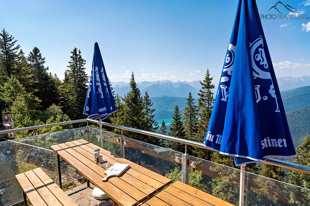 Blick von der Terrasse des Berggasthofs Herzogstand auf den Walchensee