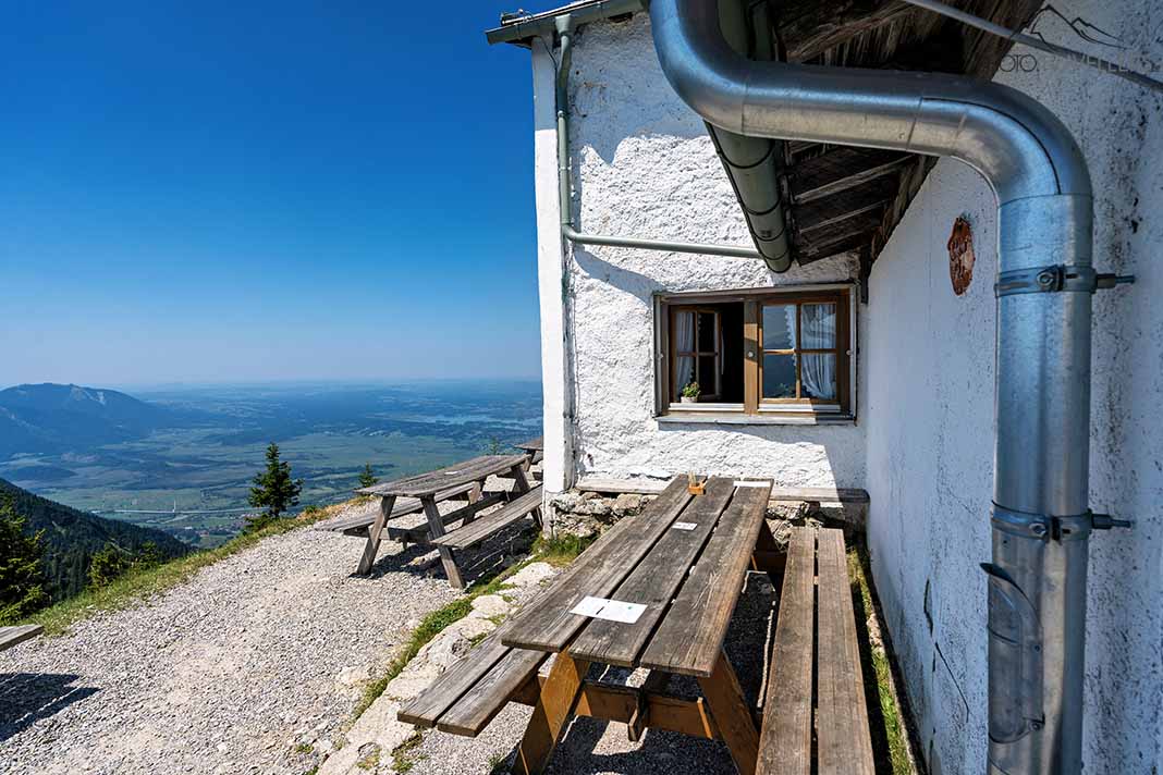 Tische und Bänke vor der Heimgartenhütte