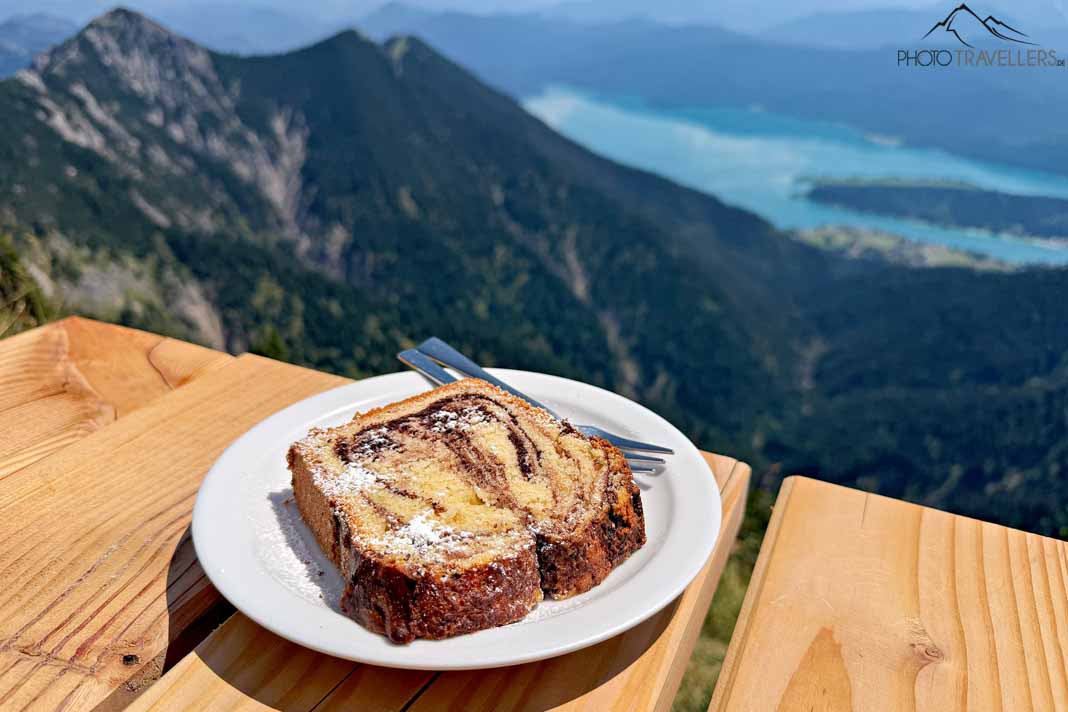Kuchen mit Blick auf den Walchensee in der Heimgartenhütte