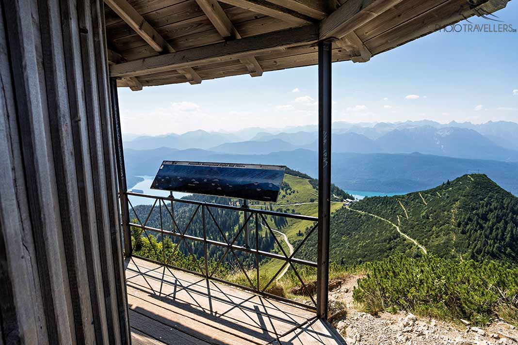 Blick vom Herzogstand aus dem historischen Aussichtspavillon auf die umliegenden Gipfel