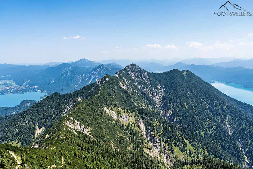 Blick vom Heimgarten auf Herzogstand, Kochelsee und Walchensee