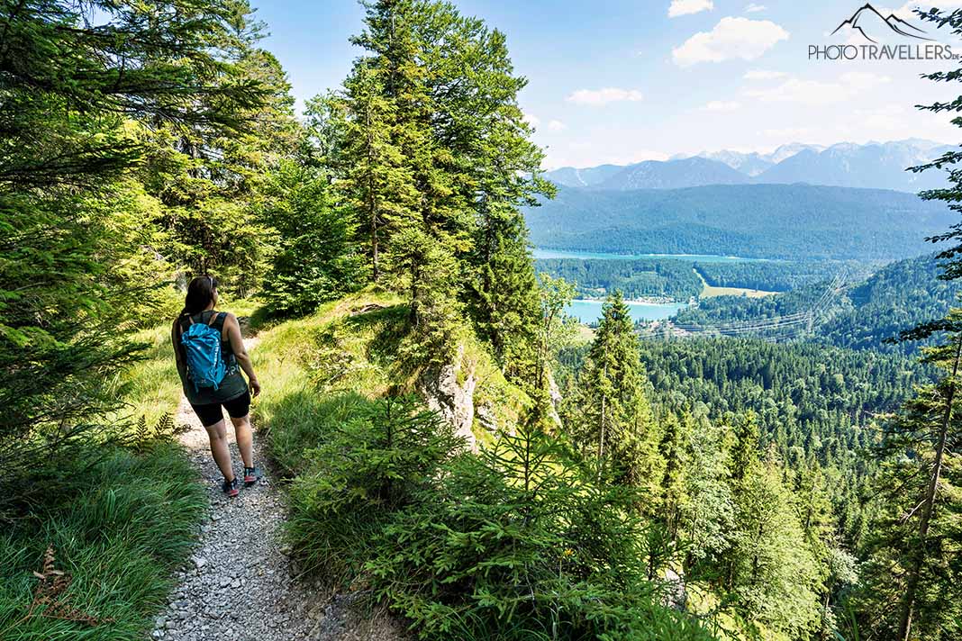 Reisebloggerin Biggi Bauer auf dem Weg hinunter vom Heimgarten mit Walchensee-Blick
