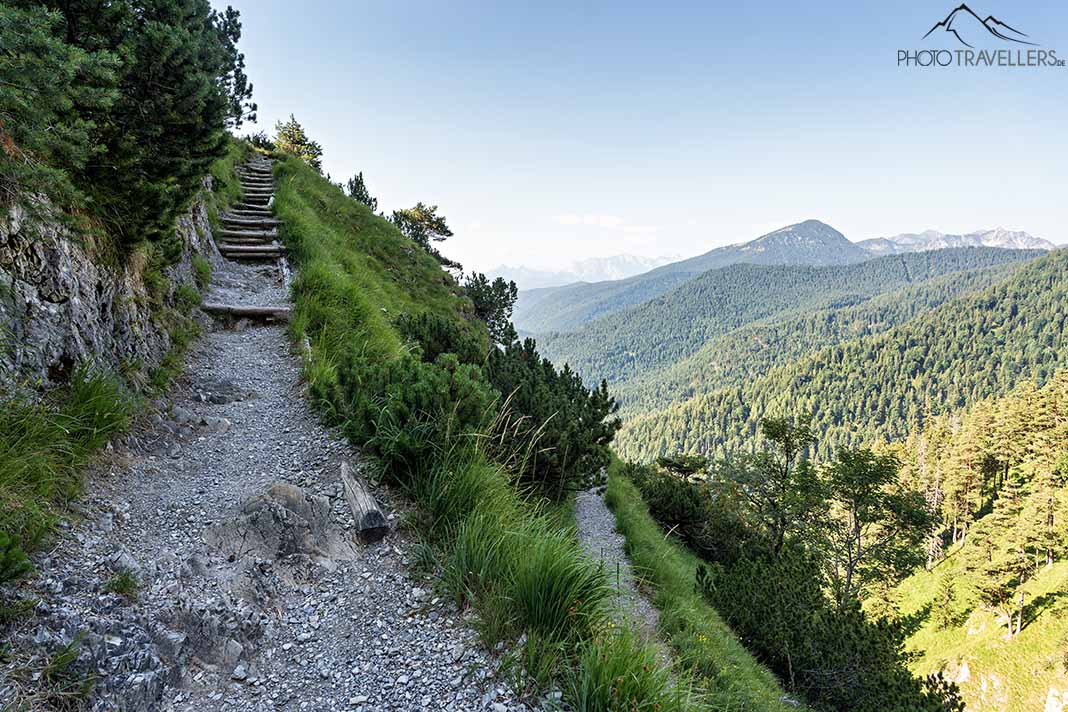 Stufen führen auf dem Weg zum Herzogstand nach oben