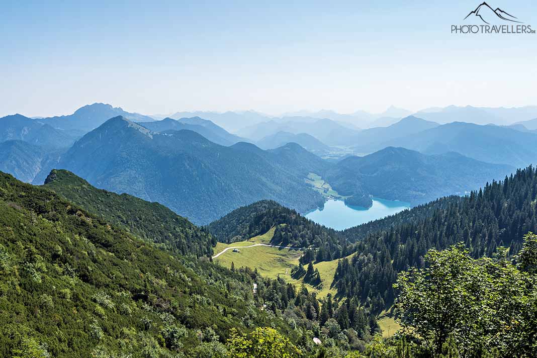Der Blick vom Aufstieg auf den Herzogstand auf den Walchensee