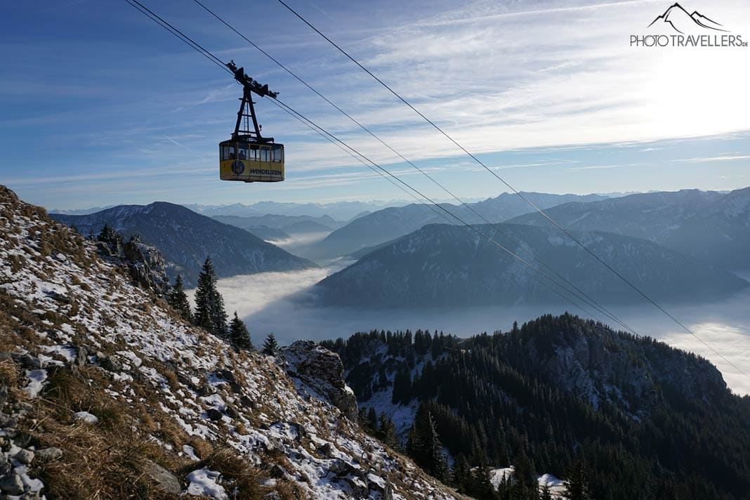 Die gelbe Gondel der Wendelsteinbahn, dahinter die Berge