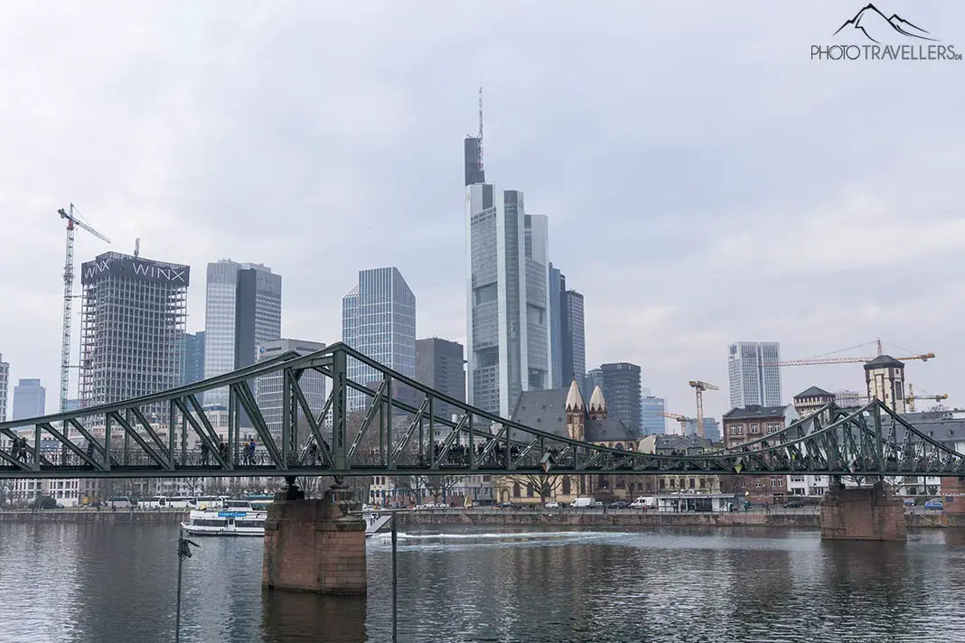 The iron footbridge in front of the Frankfurt skyline