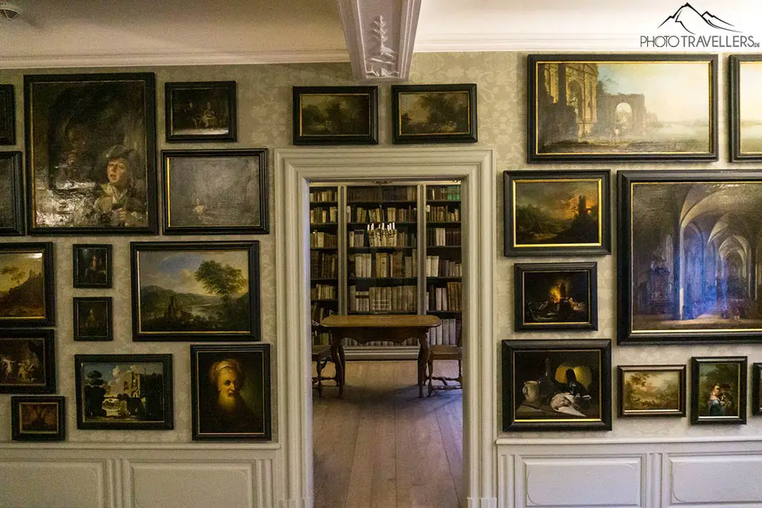 Ein Zimmer mit Gemälden im Goethe-Haus