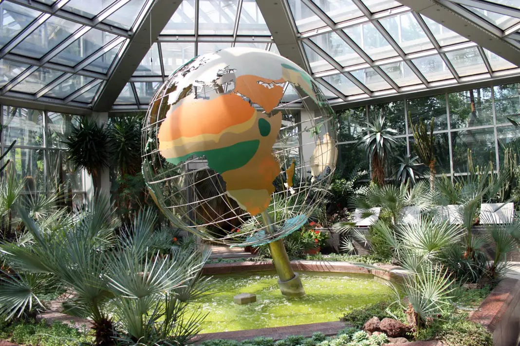 Eine Weltkugel im Frankfurter Palmengarten