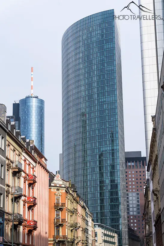The view from the Bahnhofsviertel to the Skyper skyscraper and the Main Tower