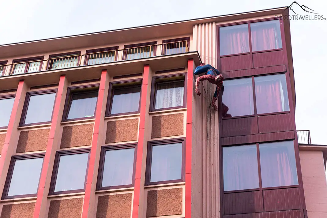 Eine Spiderman-Figur an einer Hausfassade