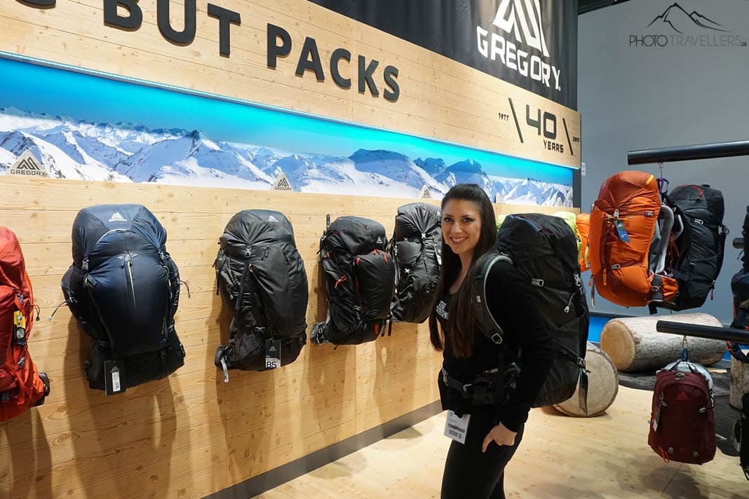 Reisebloggerin Biggi Bauer auf der ISPO an einem Stand von Gregory