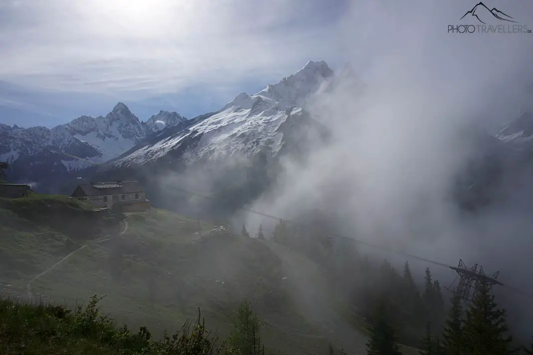 Die Bergstation La Flégère im Nebel mit Blick auf die umliegenden Berggipfel