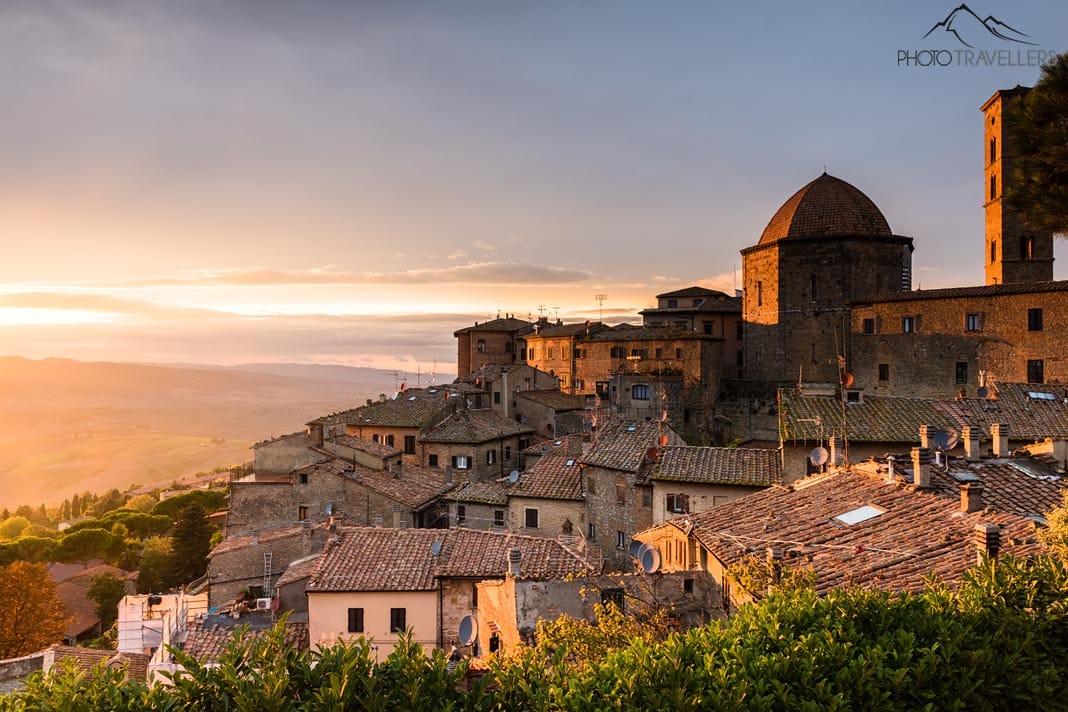 Der Sonnenuntergang in Volterra mit Blick auf die Stadt