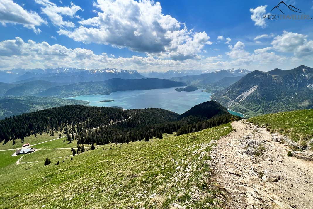 Blick zurück vom Jochberg auf den Aufstiegsweg und den Walchensee